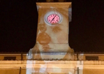 Giornata contro la violenza sulle donne, a Castel Viscardo luce rossa sull’orologio del Comune