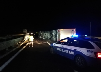 Autoarticolato si ribalta tra Fabro e Chiusi, traffico rallentato in Autostrada