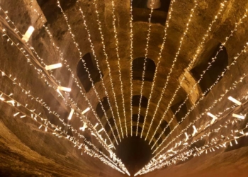 Orvieto s’illumina di magia: il Pozzo di San Patrizio diventa un albero di Natale rovesciato