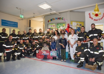 Gli angeli del fuoco portano doni ai bambini dell’ospedale di Terni