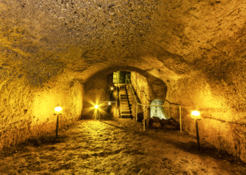 A Viterbo Sotterranea la Befana formato famiglia che ammalia grandi e bambini