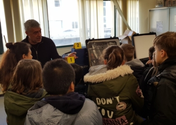 Gli alunni della classe Va della scuola primaria “De Amicis” in visita alla sede della Polizia di Stato