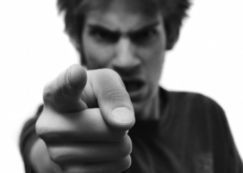 Tutti fenomeni con la vita degli altri! Giudici ovunque, li trovi di qua e di là!