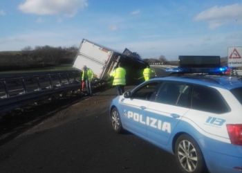 Tir si ribalta in autostrada, rallentamenti tra Fabro e Chiusi. Sul posto Polstrada e Vvff