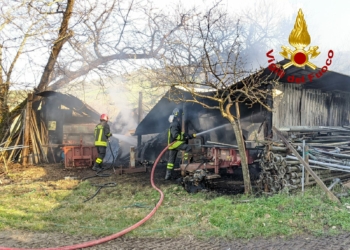 A fuoco annesso agricolo al Tamburino, vigili del fuoco domano le fiamme