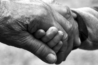 “Non lasciamo nessun da solo”, raccolta fondi per aiutare l’assistenza domiciliare ai più fragili