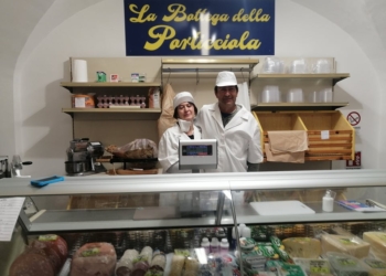 In piena pandemia decidono di aprire “La bottega della Porticciola”: “Volevamo dare un segno di speranza”