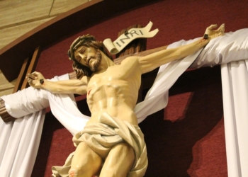 A Guardea sindaco e parroco in processione solitaria in auto: Santissimo per via paese e frazioni