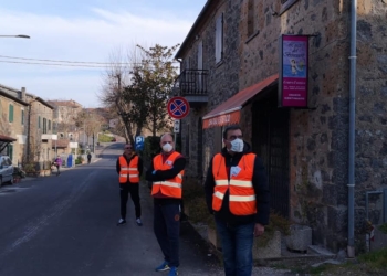 Porano nel cuore, volontari in azione nel cimitero civico. Iniziata consegna buoni spesa