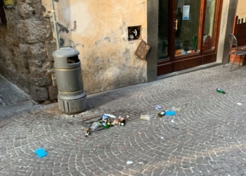 Assembramenti senza mascherine, cartacce e bottiglie in strada. Presto ordinanza per limitare orari apertura locali