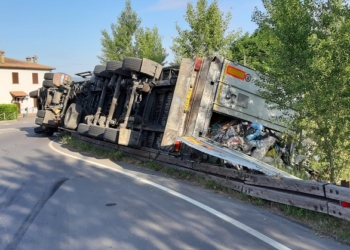 Camion di rifiuti si ribalta sulla rotatoria de La Svolta. Polizia sul posto