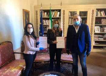 Parrucchieri ed estetiste, consegnate le licenze al sindaco. Le richieste: “Protocolli chiari per ripartire in sicurezza e lotta contro abusivismo”
