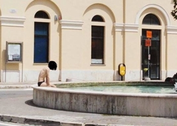 Troppo caldo, si spoglia e fa il bagno nella fontana della Stazione