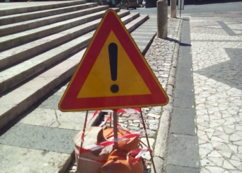 Distrutta la colonna di marmo sul sagrato del Duomo, indagini in corso