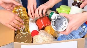 Raccolta dei generi alimentari per la Caritas davanti supermercati Coop e Conad