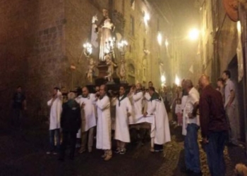 Un giglio bianco alle fineste per celebrare Sant’Antonio da Padova