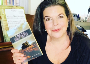 Il Mistero del cadavere nella valigia, il quinto giallo della Carnevali non abbandona la commedia ma incontra l’horror