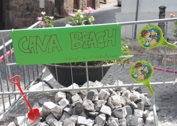 Sabbia, palette e secchiello: Via della Cava diventa “Cava Beach”
