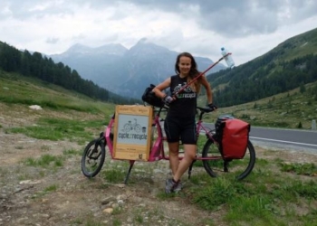 L’olandese Myra arriva ad Acquapendente con la sua “Cycle 2 Recycle 200”: 200 Km percorsi e 43 kg di plastica raccolti