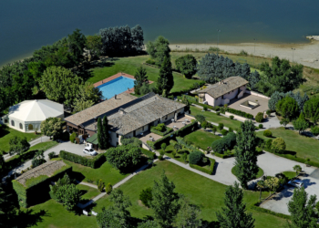 Le proposte per l’estate al Country Resort La Penisola. Ampi spazi, piscina, terrazza relax, ristorante tipico umbro