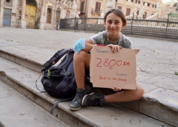 Da Palermo a Londra a piedi e barca a vela per riabbracciare la nonna, la storia del piccolo Romeo Cox