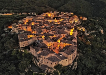 “Amico, stammi lontano almeno un metro…”. Arriva la tavolata più lunga di Civitella del Lago