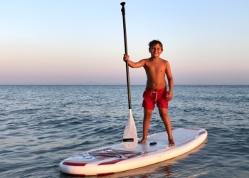 A soli 10 anni Michelangelo con il suo Sup salva due ragazzi in mare