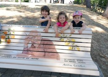 Il Parco del Pinaro si arricchisce di una nuova panchina: è bianca ed è dedicata a Andrea Camilleri