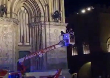 Vigili del Fuoco in Piazza Duomo, impianto per antintrusione dei volatili mette in allarme un passante