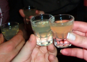 Gara di shottini tra minorenni in un locale di Orvieto, malore per una quindicenne. Denunciato il gestore