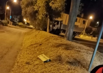 Gettata in terra la targa di piazza Martiri delle Foibe