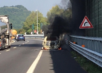 Macchina a fuoco lungo l’Autostrada, tempestivo intevento di Stradale e Vvff