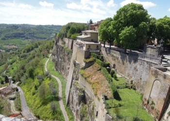 Passeggiata lungo la Rupe, visita alla chiesetta del Crocifisso del Tufo e all’Antiquarium della Necropoli