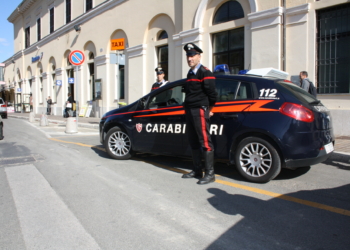 Sul treno senza biglietto, viene fatto scendere ma aggredisce i carabinieri. Arrestato 30enne