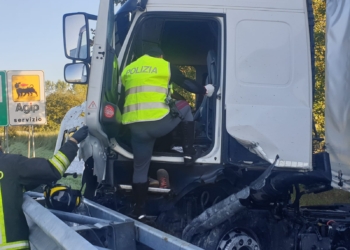 Incidente in A1, camion perde il controllo e finisce fuori strada