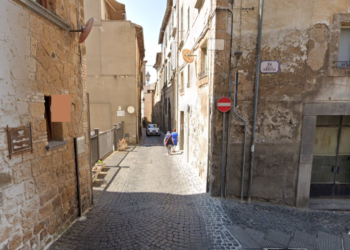 Chiusa al traffico Via Loggia dei Mercanti per lavori in un edificio