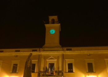 Giornata internazionale dei diritti dei bambini e delle bambine: l’orologio del Comune si tinge di verde.