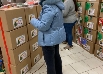 “Senza Monete”: in consegna i pacchi di Natale preparati al Market Solidale per le famiglie in difficoltà