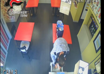 Furto con destrezza in enoteca del centro storico, i carabinieri risalgono all’autore: è un 45enne di Napoli