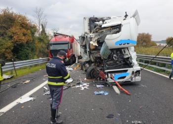 Tamponamento tra due mezzi pesanti, traffico rallentato in Autostrada