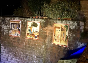 Accesa la prima parte del presepe di arazzi sui tetti del quartiere medievale