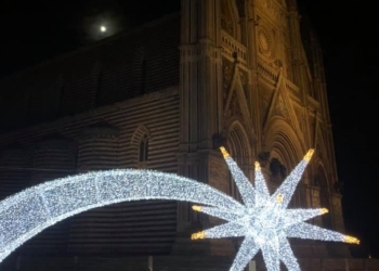 “A Natale Regalati Orvieto”, luce per l’albero in Piazza del Popolo. Rinviata accensione illuminazione artistica su palazzi del centro storico
