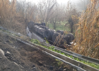 Camion carico di legna si ribalta nella scarpata, traffico a rilento lungo la Strada dell’Arcone