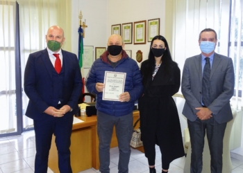 Vede un’auto sospetta, la segue e segnala la targa alla Polizia che poi denuncia il conducente per furto: premiato dal Questore di Terni