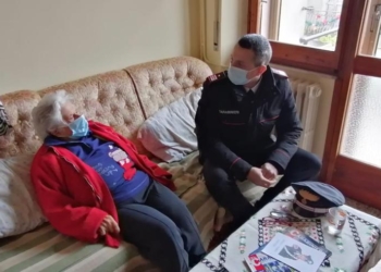 Nonna Vera vuole leggere un giornale, i Carabinieri glielo portano a casa