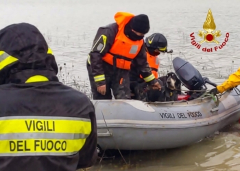 I vigili del Fuoco recuperano Linus e Lasko risalendo il Lago di Corbara