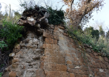 Crolla la medievale Fontana del Leone, i residenti: “Da anni denunciamo la precaria situazione in cui versa tutta l’area”