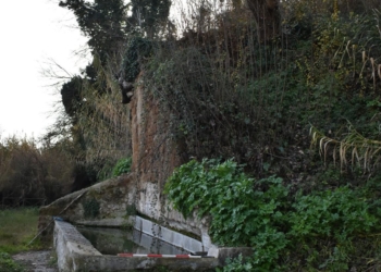 Crolla la medievale Fontana del Leone, i residenti: “Da anni denunciamo la precaria situazione in cui versa tutta l’area”