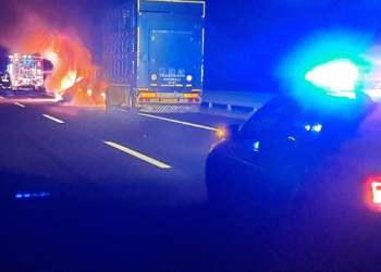 Tir carico di animali a fuoco lungo l’A1 tra Orvieto e Fabro, in corso le operazioni di Polstrada e Vvff per ripristino del traffico