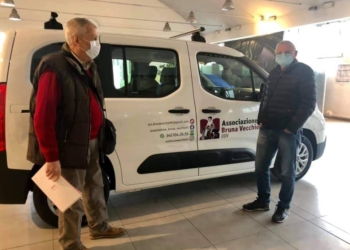 “Tu chiami, noi arriviamo”, l’Ass. Bruna Vecchietti consegna a domicilio spesa e farmaci alle famiglie in difficoltà